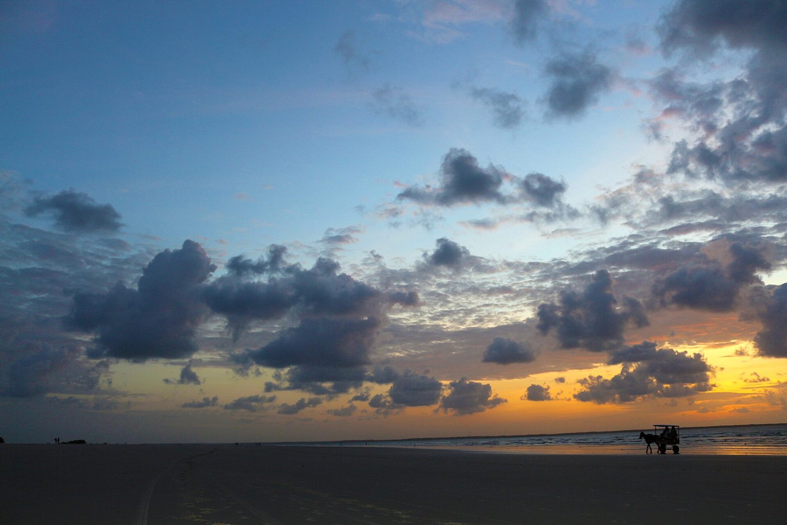 Pôr do sol na praia da ilha de Algodoal-Maiandeua, no Pará
