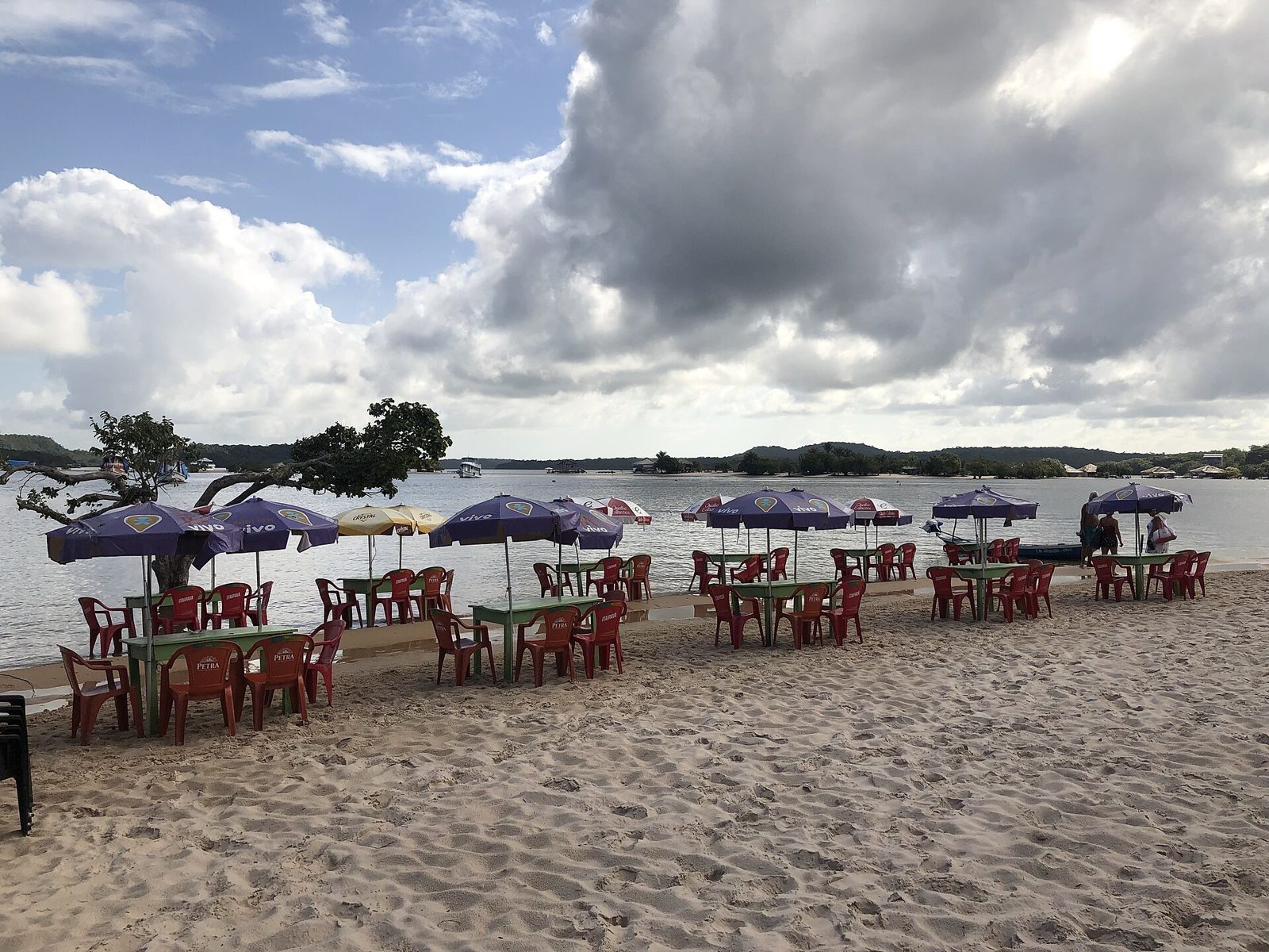 Barracas e mesas na areia da praia de Alter do Chão, o Caribe da Amazônia