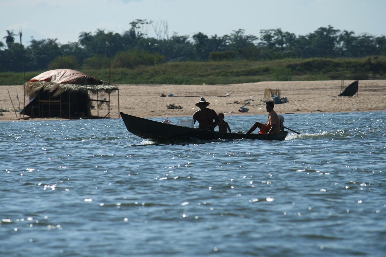 Canoa de pescadores no rio Tocantins, na região de Breu Branco, Pará