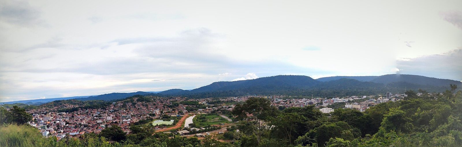Vista panorâmica de Parauapebas com a serra dos Carajás ao fundo