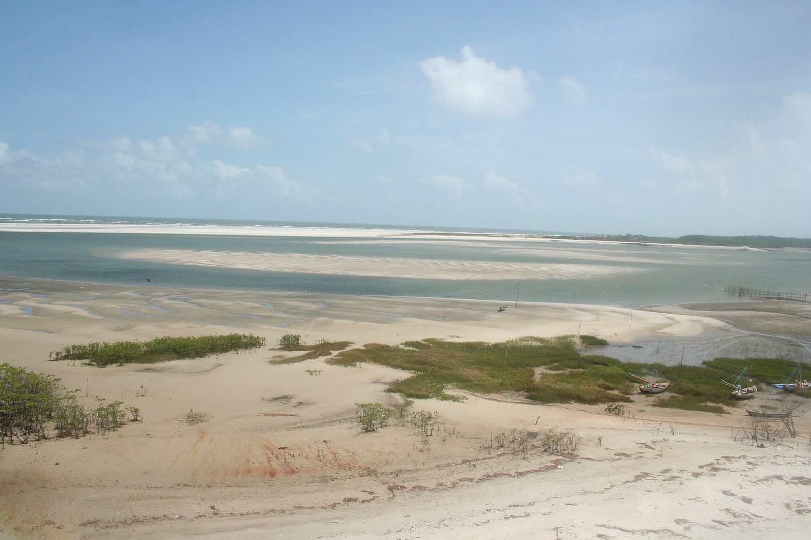 Faixa de areia larga da praia do Atalaia, em Salinópolis, Pará