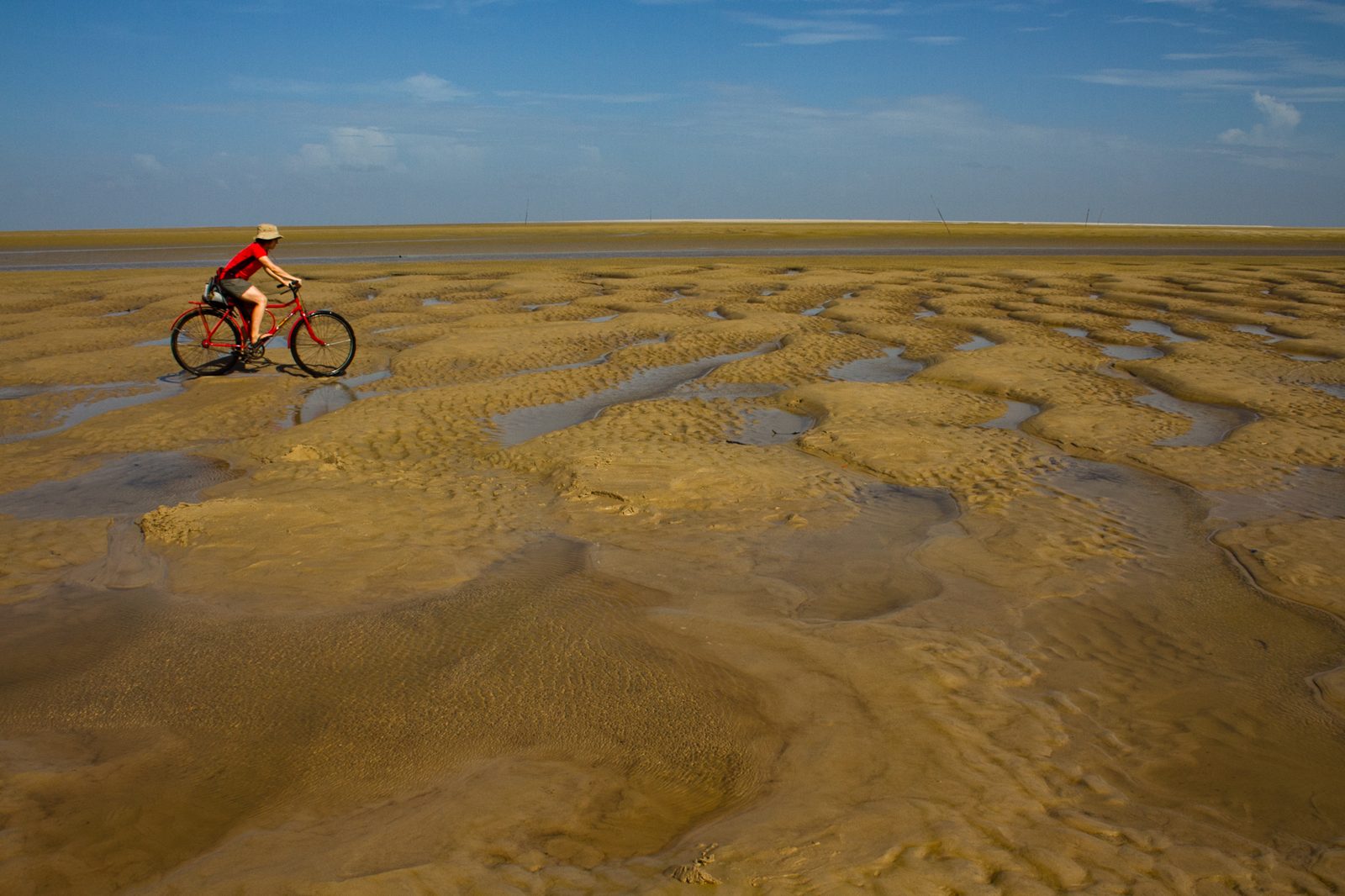 Ciclista na praia do Pesqueiro, em Soure, na Ilha do Marajó